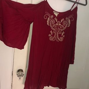 Dress with long sleeves that shows shoulders